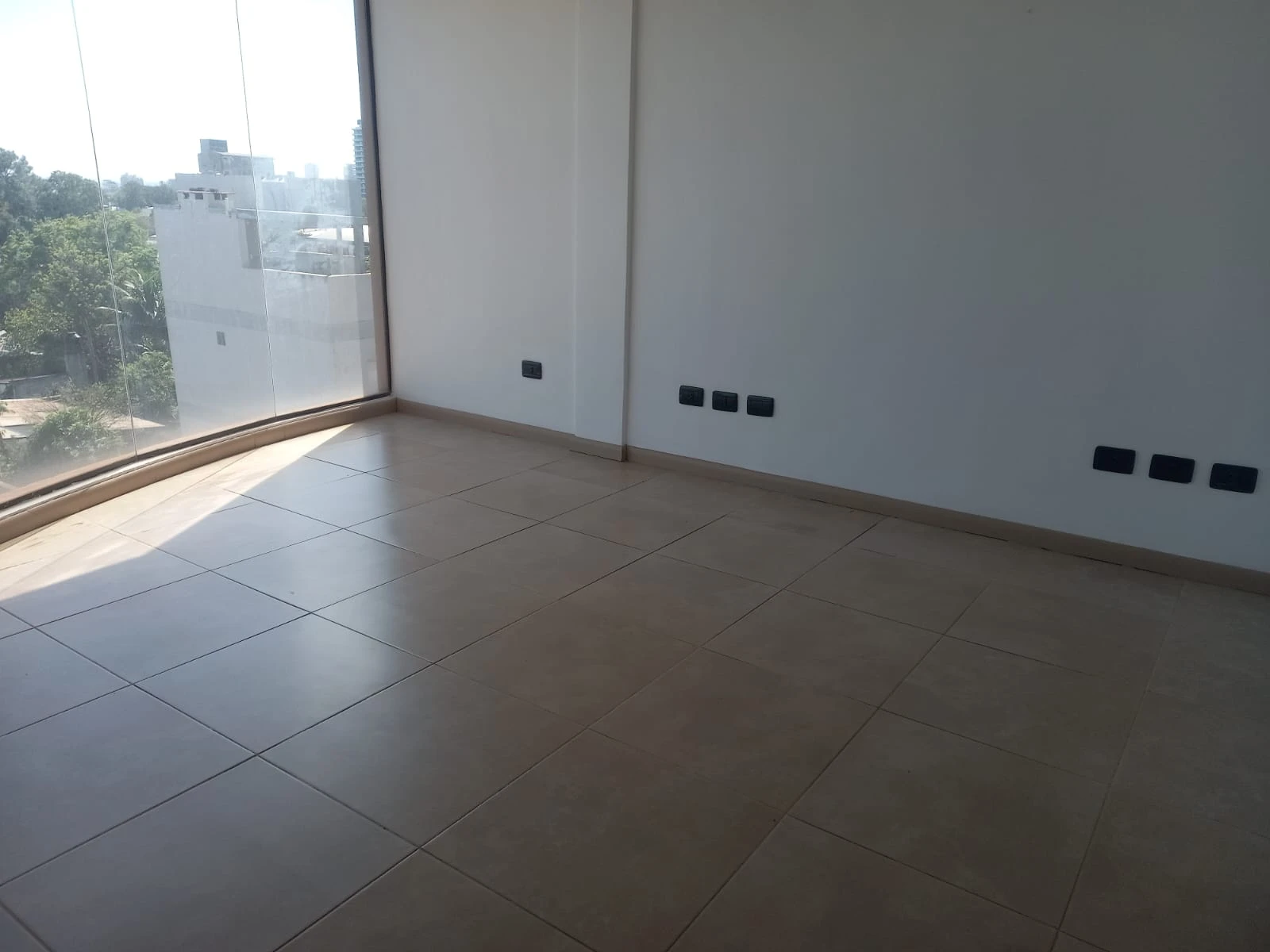 Oficina en ALQUILER – Edificio Fidelia 2do Piso